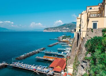 Transfer from Rome to Sorrento with Pompeii stop and guide included